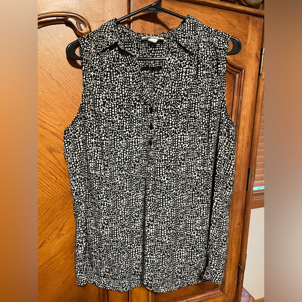 🖤 Dana Buchman Sleeveless Blouse 
Very comfy!!! Good quality.